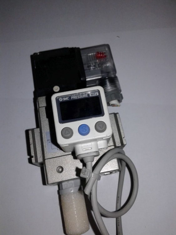 Pneumatický ventil SMC s nastavitelným digitálním manometrem