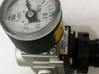 Regulační ventil SMC s manometrem typ AR20K-F02H