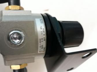 Regulační ventil SMC s manometrem typ AR111-02-1-X102