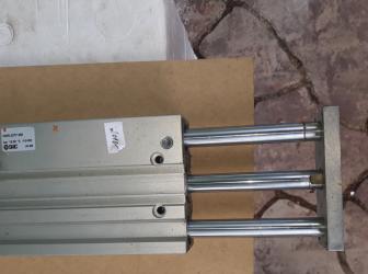 Pneumatický válec SMC typ MGPL32TF-250 s vedením